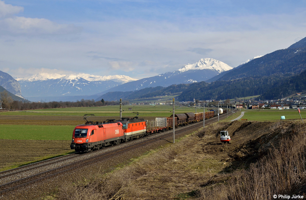 1116 101-7 und 1144 256-5 am 02.04.2013 bei Flaurling.