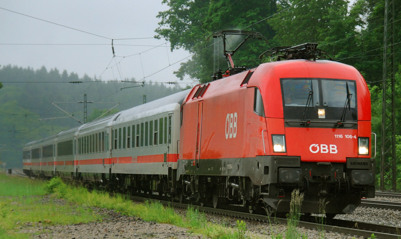 1116 106-4, aufgenommen im EC-Dienst am 02.06.10, bei der Durchfahrt durch A�ling.