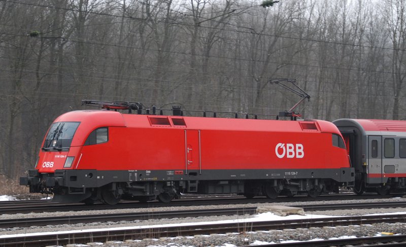 1116 124-7, aufgenommen am 22.01.10, bei der Durchfahrt durch Neuoffingen, Strecke Ulm-Augsburg.