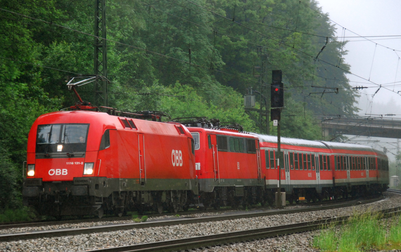 1116 131-2 + 111 027-9, aufgenommen bei der Einfahrt in den Bahnhof A�ling, am 02.06.10.
