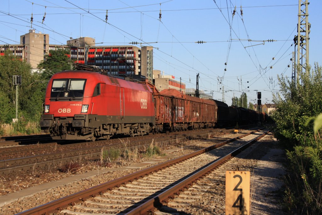 1116 276 mit einem G�terzug am 01.08.2010 in M�nchen am Heimeranplatz. 