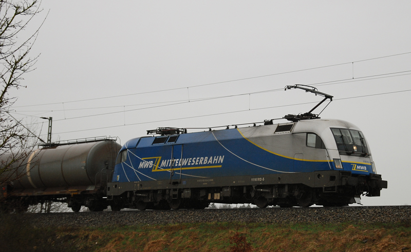 1116 912-5, der Mittelweserbahn, aufgenommen in str�mendem Regen am 31.03.11, kurz nach Treuchtlingen.