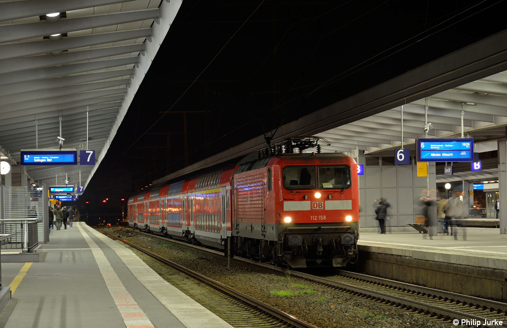 112 158-1 mit dem RE 10631 von D�sseldorf nach Minden(Westf)am 22.11.2012 in Essen.