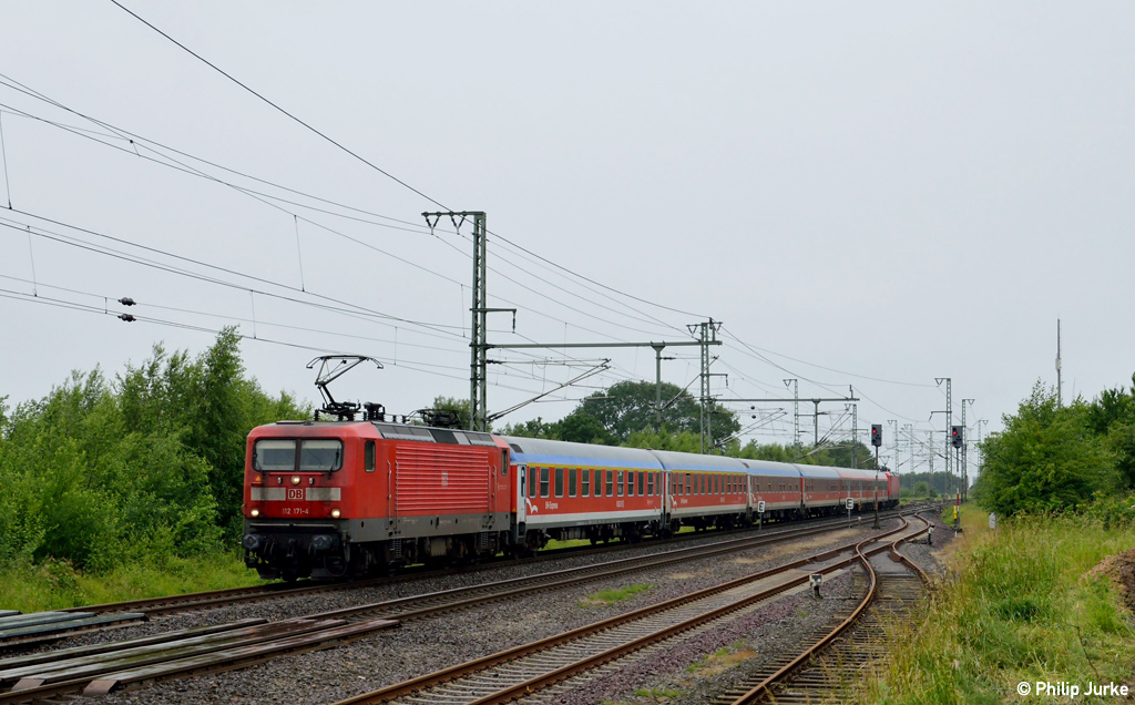 112 171-4 und 112 172-2 mit dem RE 21075 von Flensburg nach Hamburg am 30.06.2013 bei J�bek.
