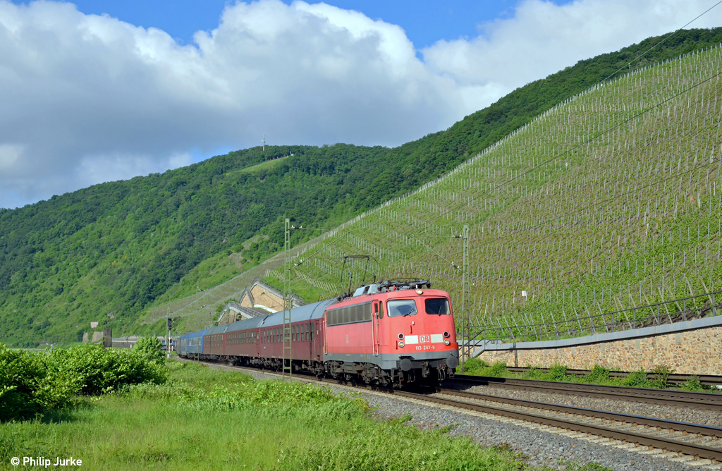 113 267-9 mit dem AZ 13408 von Basel nach Venlo am 02.06.2013 bei Boppard.
