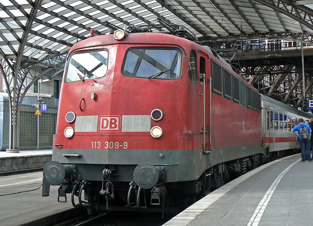 113 309-0 mit IC 2863 nach Hamm am 28.03.2010 in K�ln Hbf