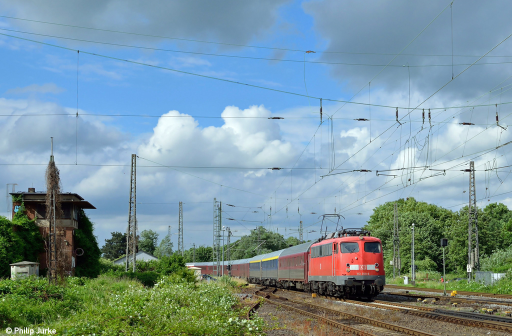 113 309-9 mit dem NF 13409 von s-Hertogenbosch nach Livorno am 21.06.2013 bei der Einfahrt in den Gerevenbroicher Bahnhof.

