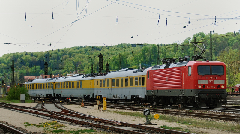 114 501-0, aufgenommen vor einem Messzug bei der Durchfahrt durch Treuchtlingen, am 30.04.11.