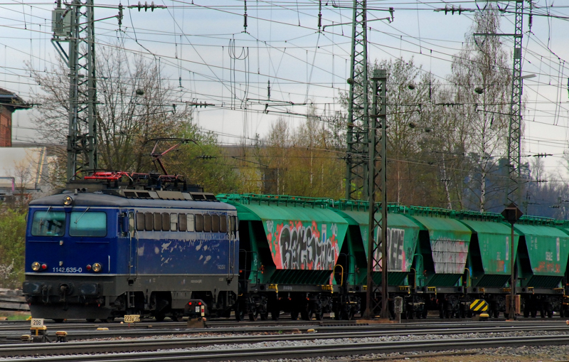 1142.635-0, aufgenommen am 20.04.12, Treuchtlingen Bahnhof.