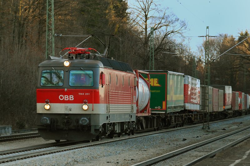 1144 251, aufgenommen am 27.02.10, bei der Durchfahrt durch A�ling, Strecke M�nchen-Rosenheim.