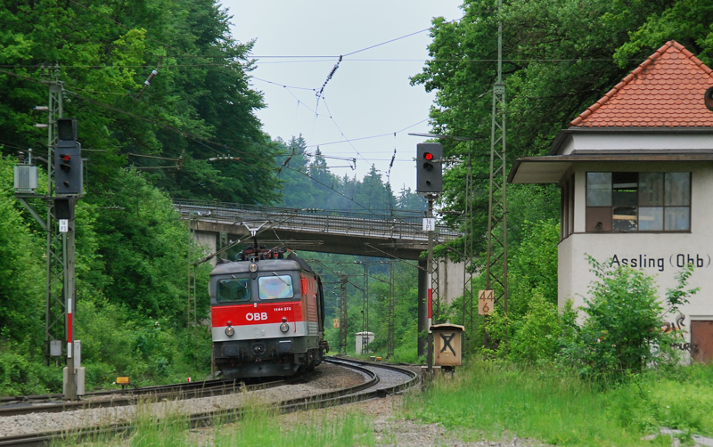 1144 272, aufgenommen am 01.06.10, bei der Einfahrt in den Bahnhof A�ling.
