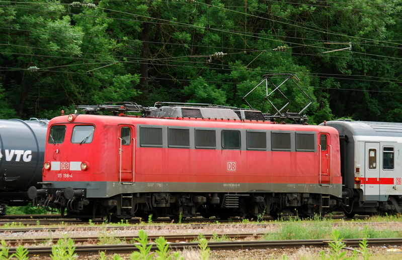 115 186-4, aufgenommen am 11.06.12, bei der Durchfahrt durch Neuoffingen.
