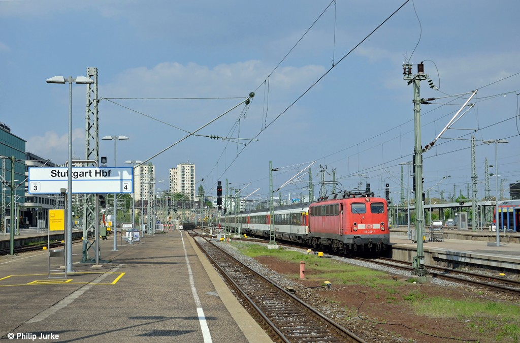 115 205-7 mit dem IC 186 von Z�rich am 05.05.2013 bei der Einfahrt in den Zielbahnhof Stuttgart Hbf.
