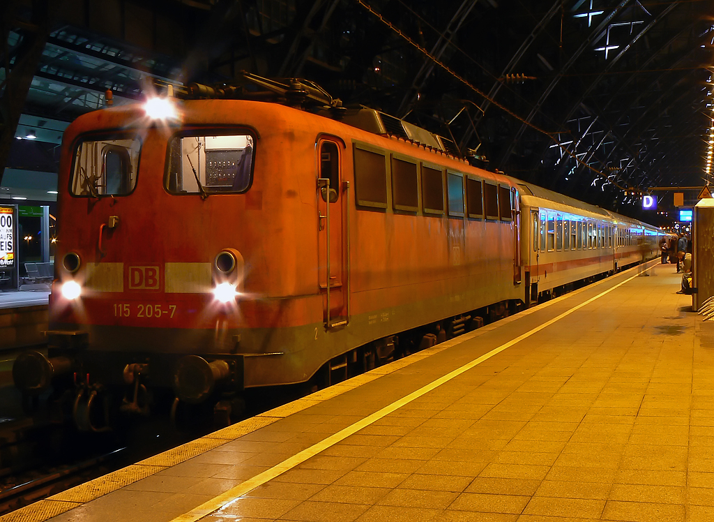 115 205-7 mit einem aus Emden in K�ln Hbf endenden IC an Gleis 7 am 02.01.2011
