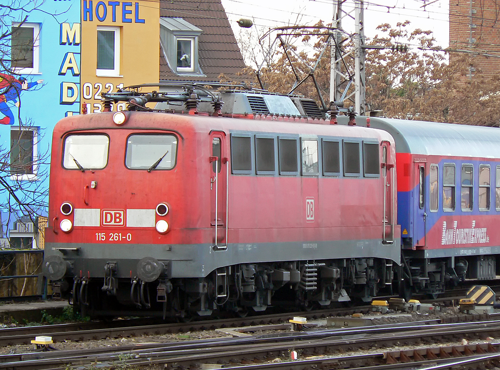 115 261-0 mit IC2863 in K�ln Hbf. am 21.11.2010