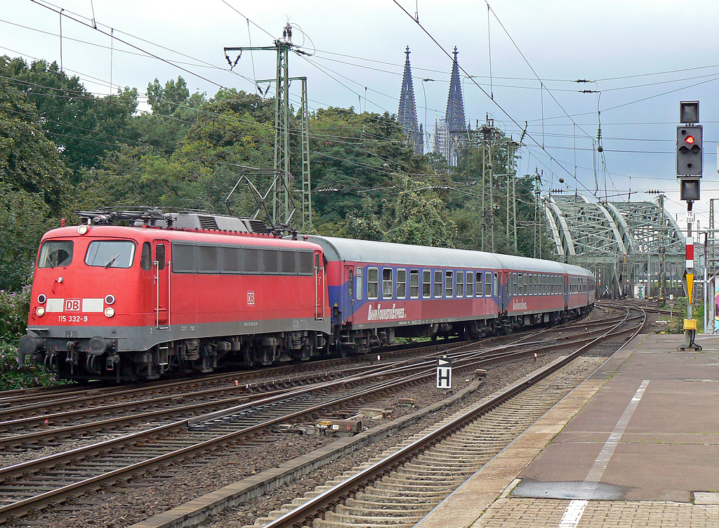 115 332-9 am IC2863 in K�ln/Messe Deutz am 27.08.2010