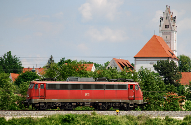 115 346-9, mit der Pfarrkirche Scheppach im Hintergrund, aufgenommen am 28.05.12.
