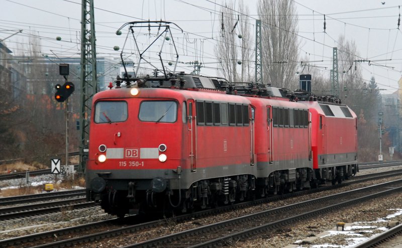 115 350-1 + unbekannt + 120 120 108-6, aufgenommen am 23.01.10, bei der Durchfahrt durch den Heimeranplatz.