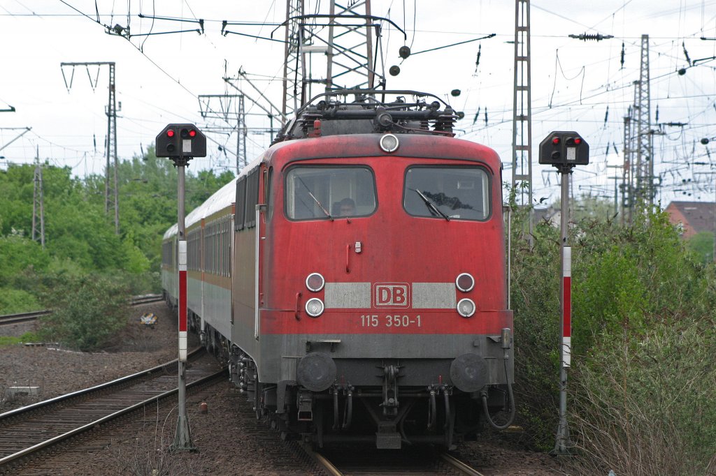 115 350 am 2.5.10 mit Autozug der zur Bereitstellung nach D�sseldorf Hbf geht in Duisburg Hbf