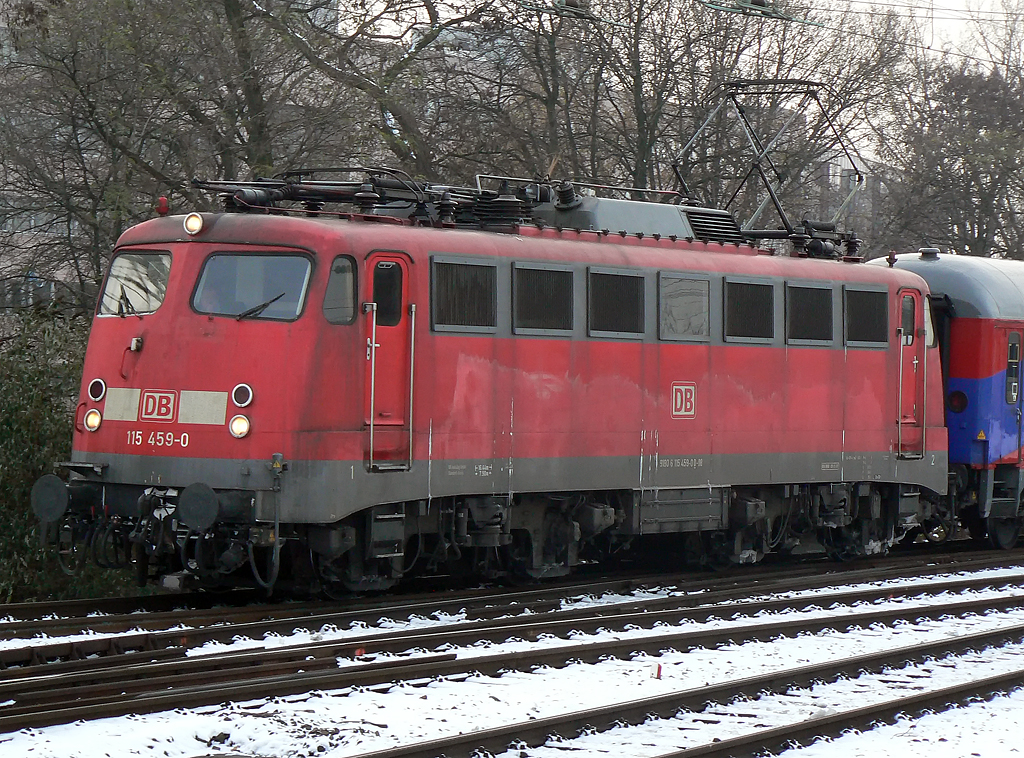115 459-0 am IC2863 in K�ln Messe/Deutz am 03.12.2010