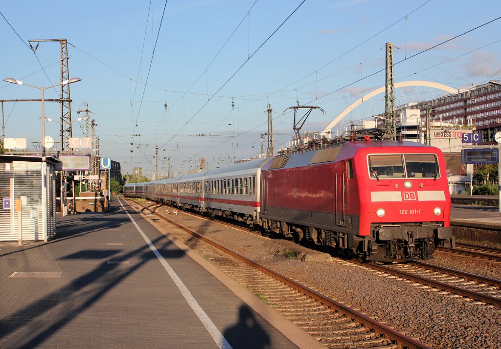 120 101-1 in K�ln Messe/Deutz am Abend des 31.07.2013