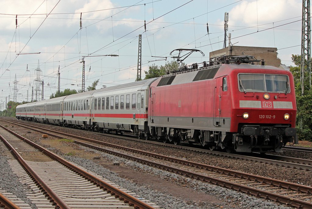 120 102-9 mit IC bei Br�hl Vochem am 19.08.2011