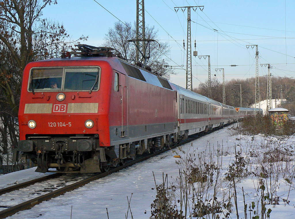 120 104-5 mit IC in K�ln West am 30.12.2010