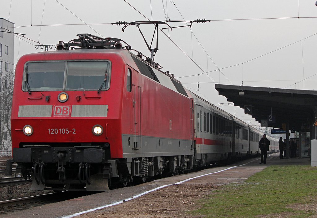120 105-2 mit IC in K�ln West am 16.03.2011