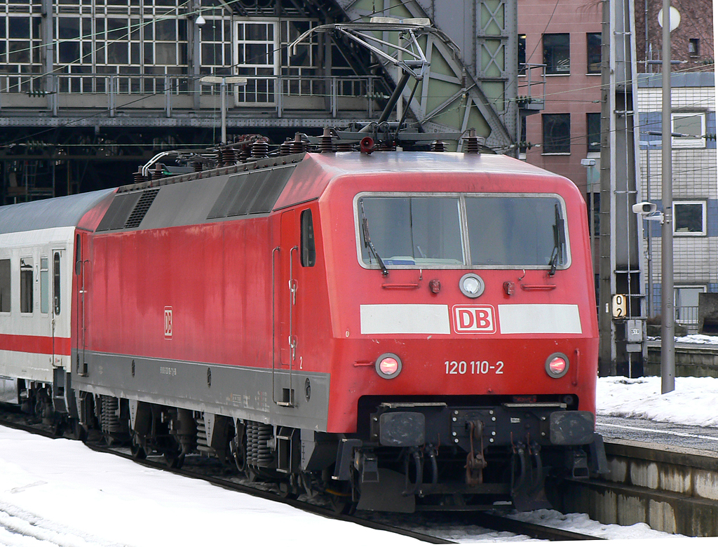 120 110-2 schiebend in K�ln Hbf am 02.01.2011