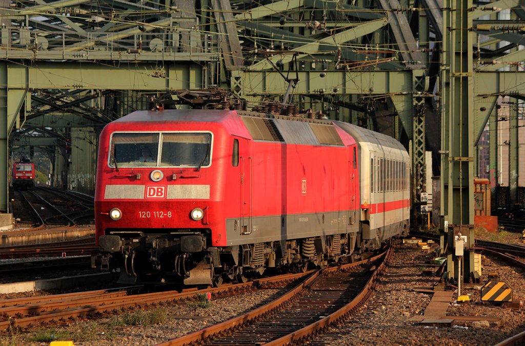 120 112-8 bei der Einfahrt in K�ln Hbf am 30.10.2011