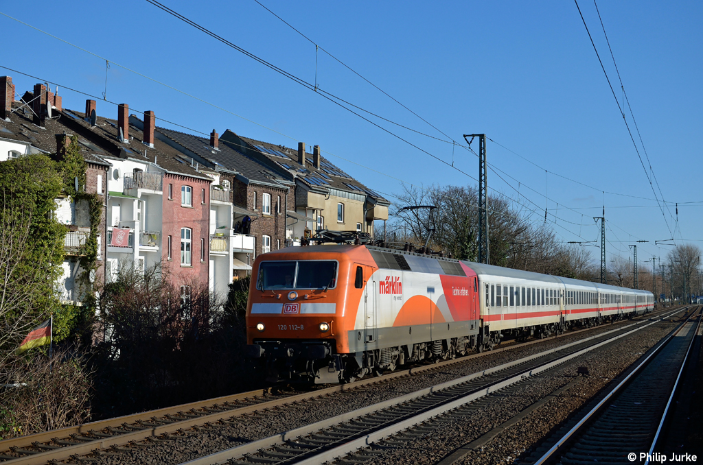 120 112-8 mit dem IC 1924 (Frankfurt - Berlin-S�dkreuz) am 13.01.2013 in D�sseldorf-Oberbilk.