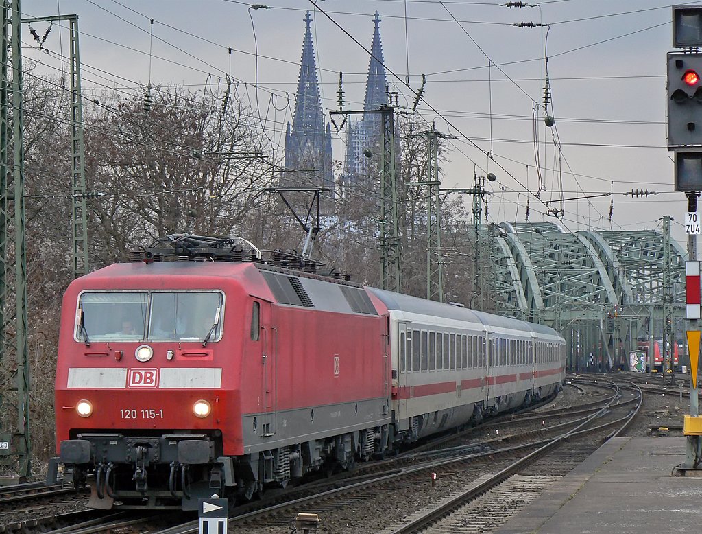 120 115-1 mit IC in K�ln Deutz am 19.02.2010