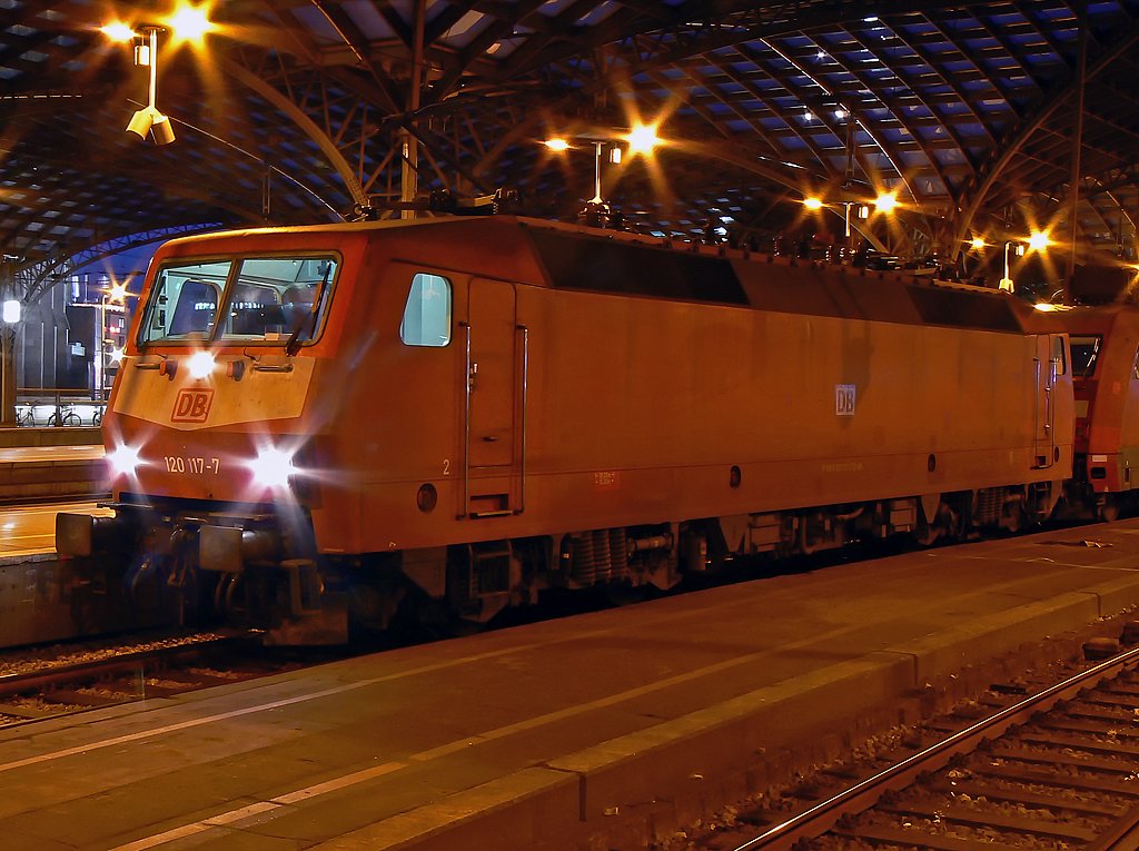 120 117-7 mit der abgeb�gelten 101 002 im Schlepp mit einem EC in K�ln Hbf. (18.12.09)