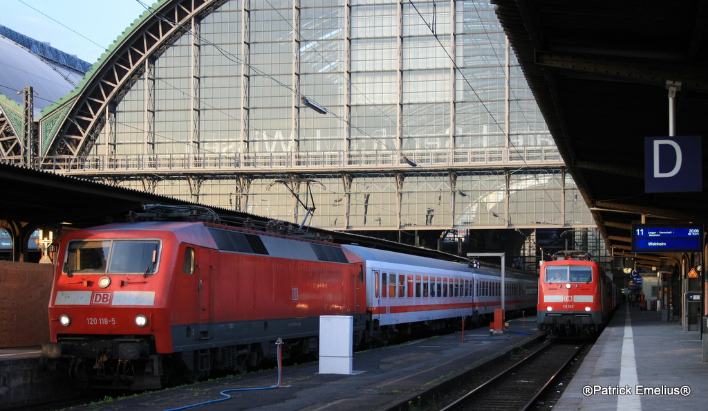 120 118-5 hat soeben den Platz des E nah Siegen eingenommen und f�hrt um 20:20 nach Stuttgart Hbf. Am 04.05.2010 steht 111 193 rechts neber Ihr und wird Ihr bis Bensheim folgen.