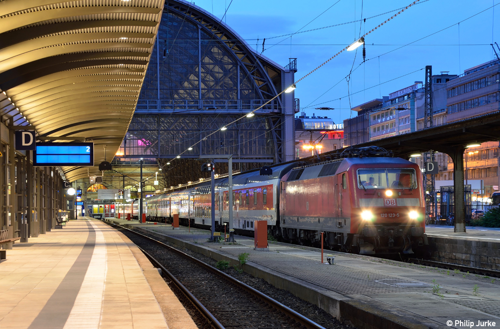 120 123-5 mit dem CNL 472 nach Kopenhagen am 08.06.2012 in Frankfurt(Main)Hbf.