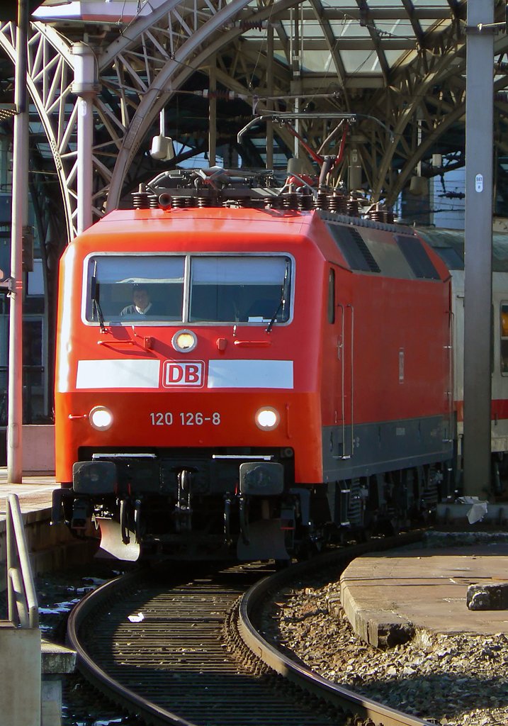 120 126-8 in K�ln Hbf am 7.3.2010