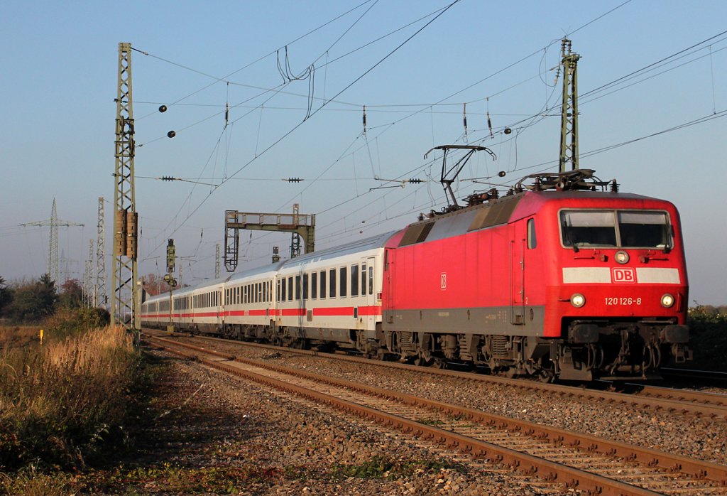 120 126-8 mit IC bei Br�hl am 28.10.2012