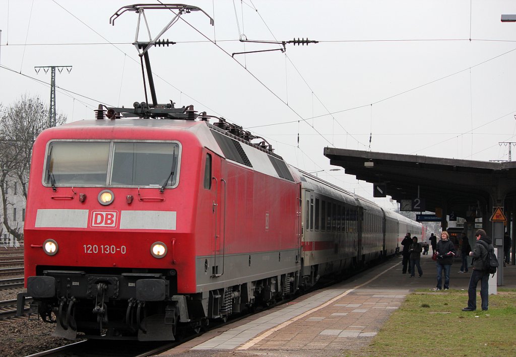 120 130-0 mit IC in K�ln West am 20.02.2011