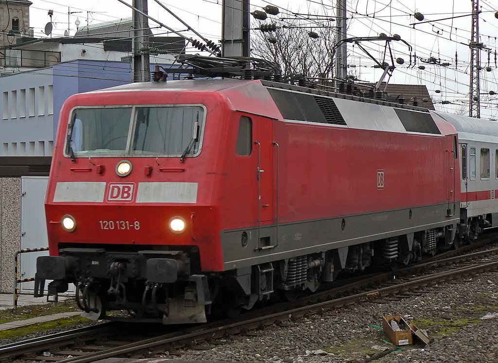 120 131-8 bei der Einfahrt in K�ln Hbf am 28.02.2010