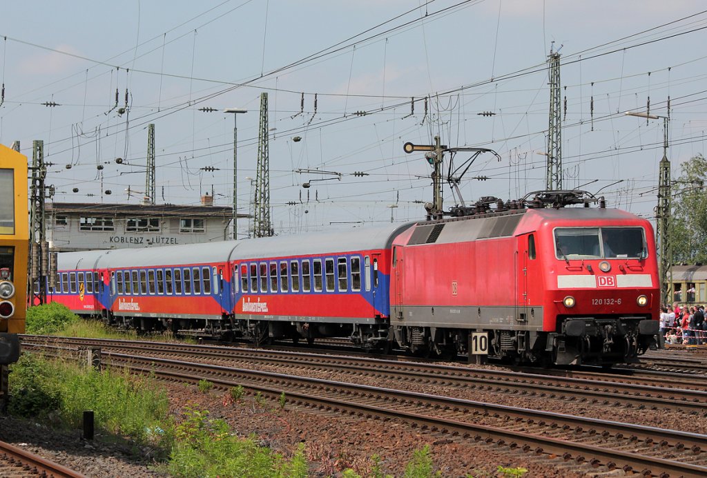 120 132-6 mit Sonderzug bei der Durchfahrt in Koblenz L�tzel am 02.06.2012