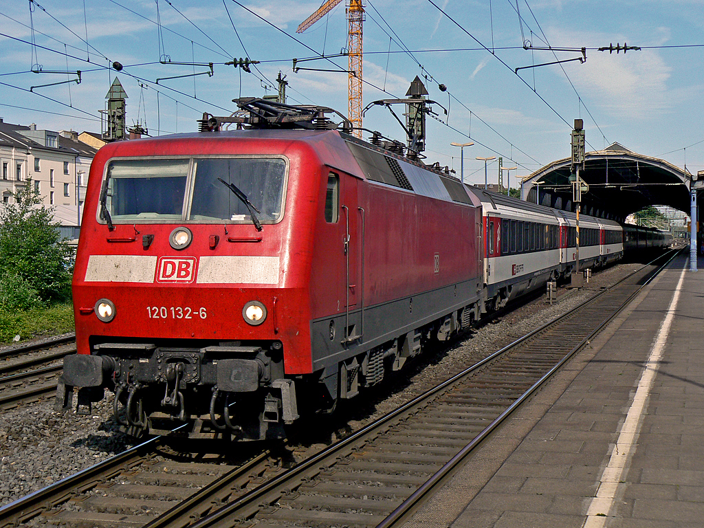 120 132-6 verl�sst mit dem EC7 nach Chur/CH den Bonner Hauptbahnhof am 06.06.2010