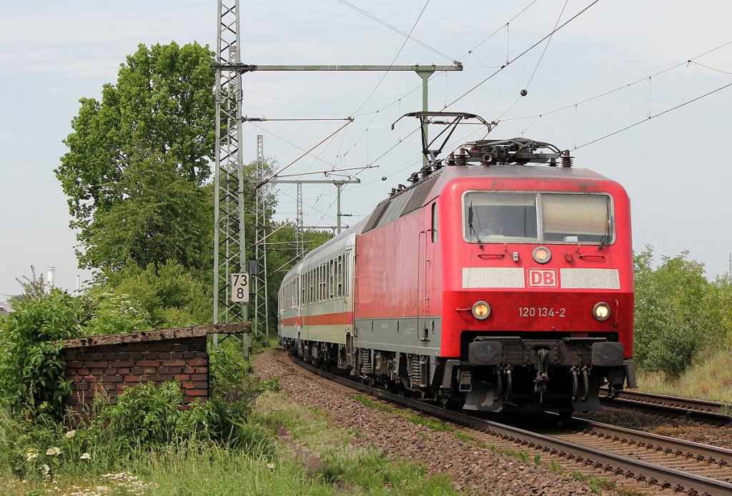 120 134-2 mit umgeleitetem IC in Porz Wahn am 09.05.2011