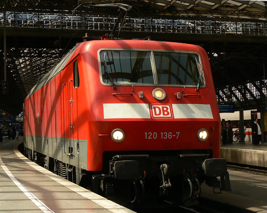120 136-7 an Gleis 3 in K�ln Hbf am 13.06.2010