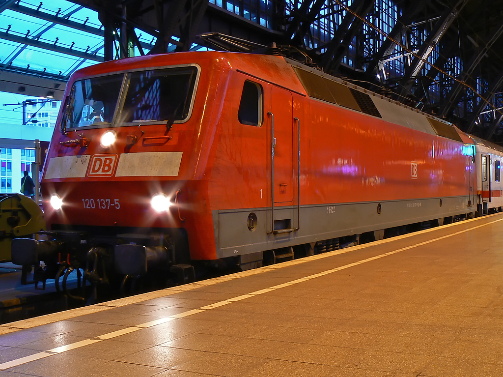120 137-5 in K�ln Hbf am 26.09.2010