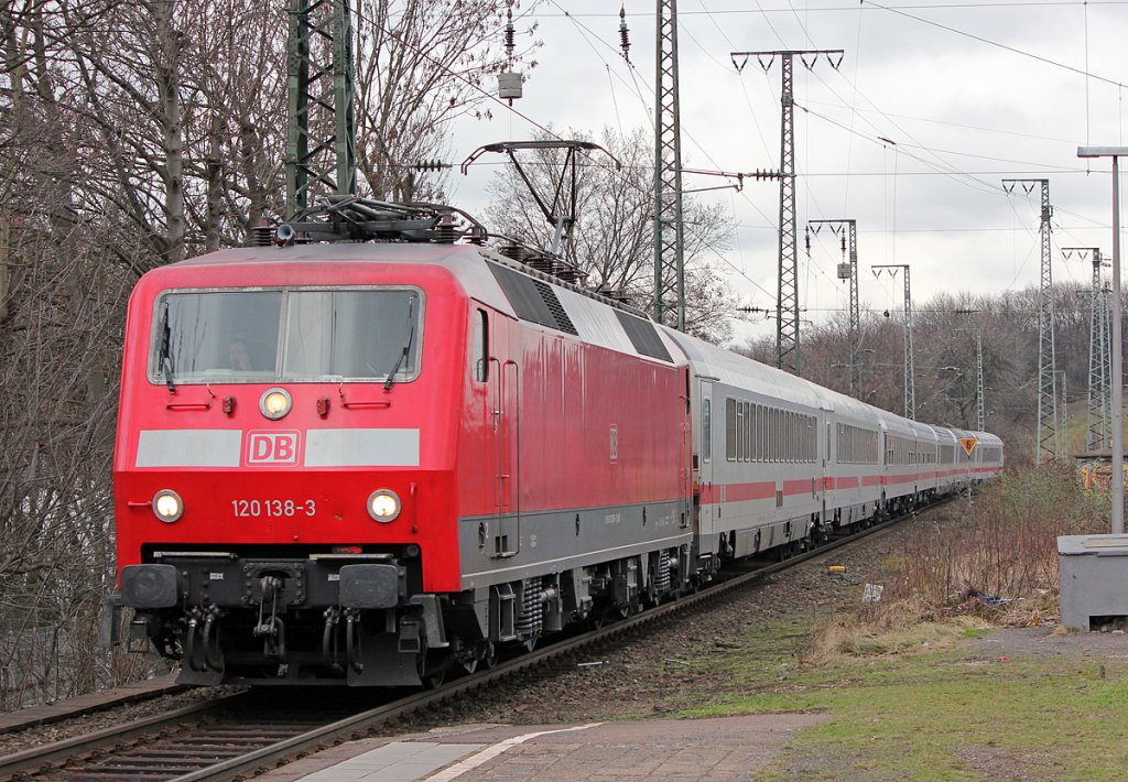120 138-3 mit IC in K�ln West am 15.02.2011