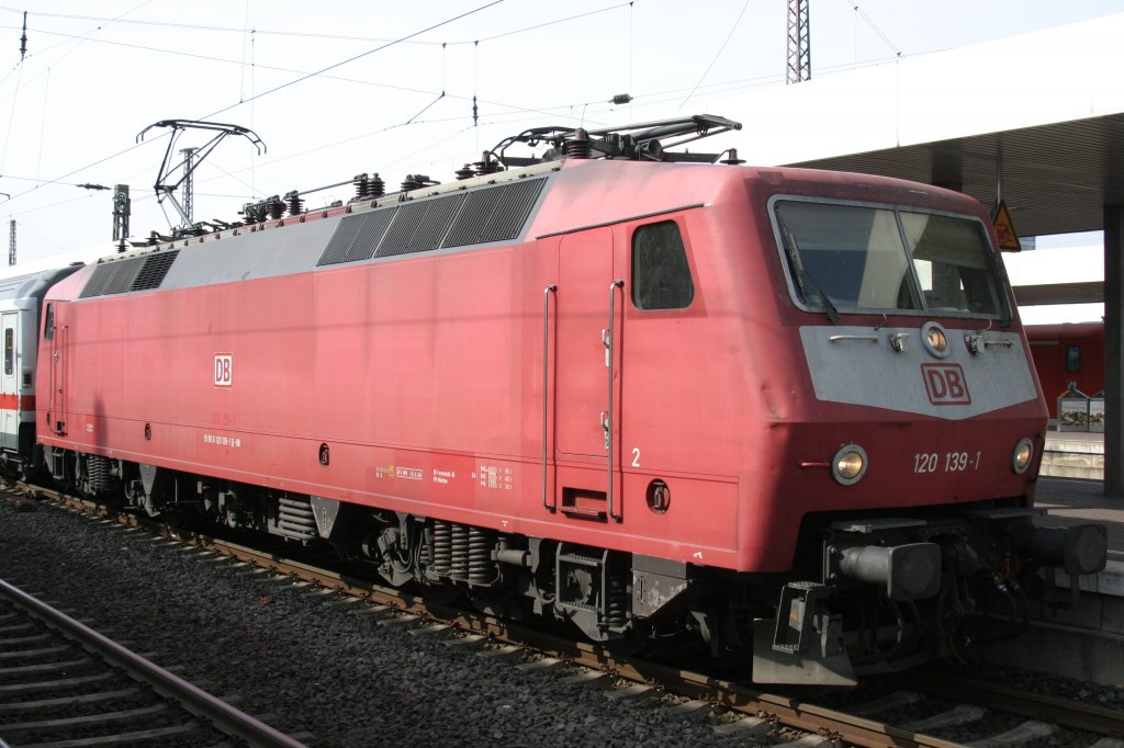 120 139 am 5.4.10 mit einem IC in Duisburg Hbf