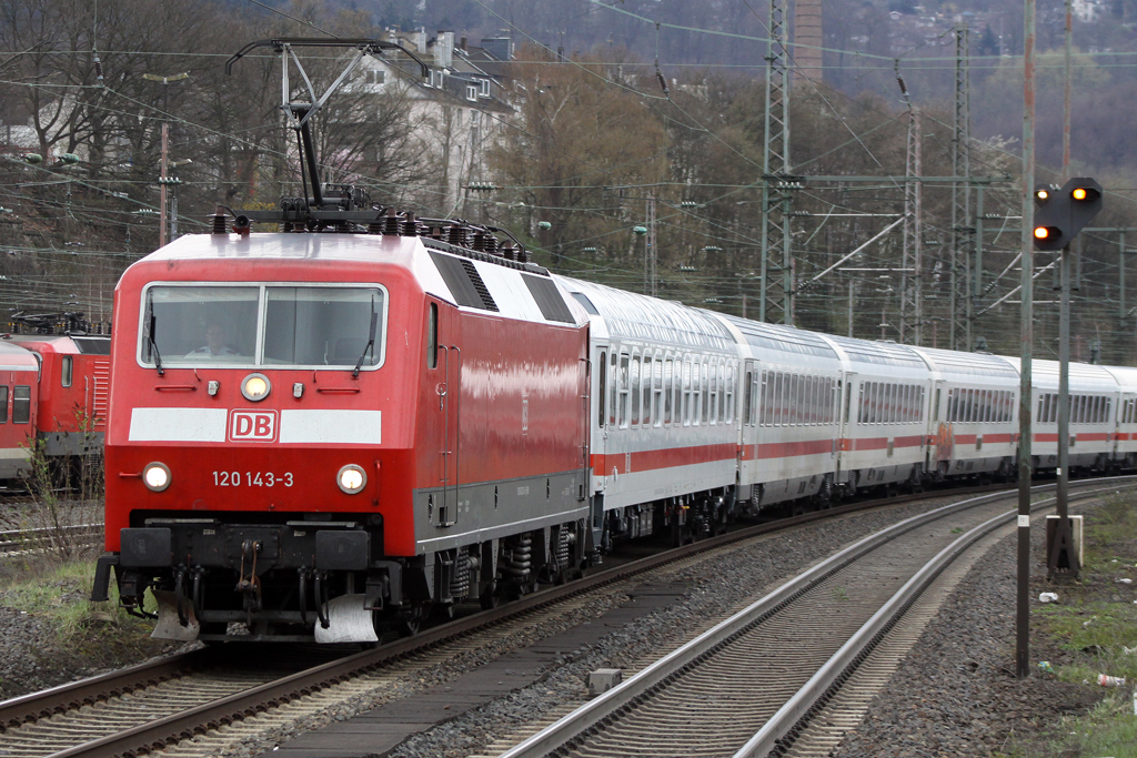 120 143-3 bei der Durchfahrt in Wuppertal Steinbeck am 11.04.10