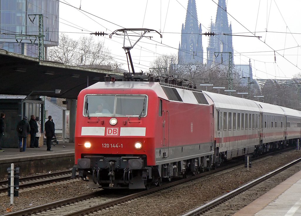 120 144-1 bei Durchfahrt in K�ln Deutz am 21.01.2010