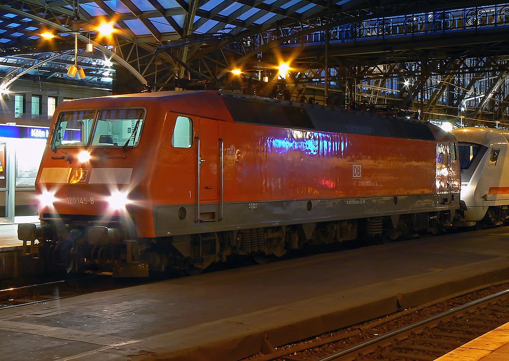 120 145-8 in K�ln Hbf am 18.12.09
