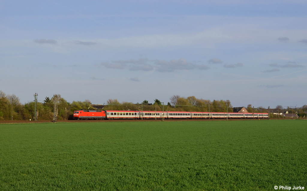 120 148-2 mit dem IC 118 von Salzburg nach M�nster(Westf) am 18.04.2013 in Langenfeld(Rhld).

